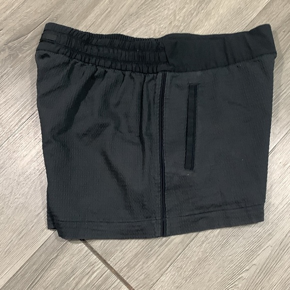 Lululemon Pack Light Black Pull-On Shorts size 8 - Picture 8 of 14